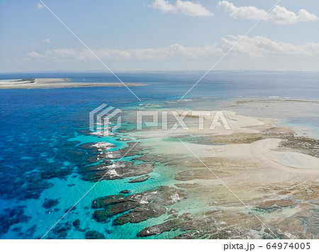 慶良間に浮かぶサンゴでできた島 慶良間に浮かぶサンゴでできた島 64974005