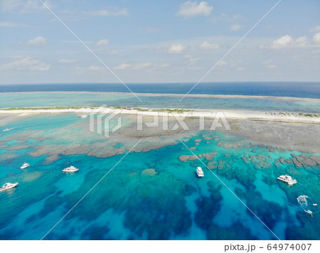 慶良間に浮かぶサンゴでできた島 64974007