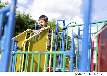 公園で遊ぶ子供 64974377