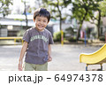 公園で遊ぶ子供 64974378