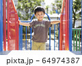 公園で遊ぶ子供 64974387