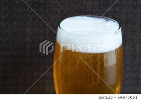 地ビール　グラスビール　ビール　生ビール　夏　黒バック　コピースペース　酒　beer　泡　発泡酒 64975061