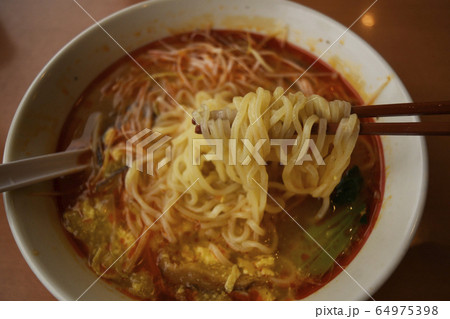 酸辣湯麺　サンラータンメン　湖南料理　サンラータン　ラーメン　中華　中国　麺類　食べ物　フード 64975398