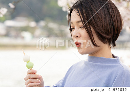 三色団子をたべる女性 三色団子をたべる女性 64975856