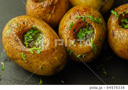 Mini jacket potatoes with a fragrant garlic butter Mini jacket potatoes with a fragrant garlic butter 64976336