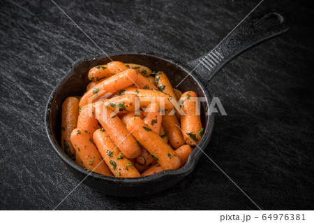 にんじんとスキレット　Assorted fresh and delicious carrots 64976381