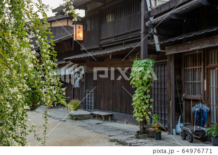 長野県 南木曽町 妻籠宿の町家 初秋の白萩 長野県 南木曽町 妻籠宿の町家 初秋の白萩 64976771