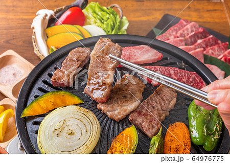 和牛で焼肉　Japanese style luxury grilled beef 64976775