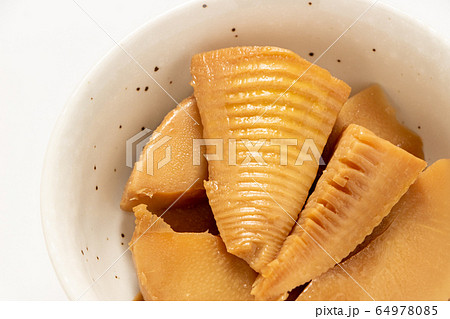 筍の煮物。(白バック) 64978085
