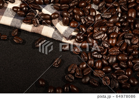 Coffee beans on brown linen fabric background.Roasted coffee beans texture, used as a background.Flat lay, top view, copy space. 64978086