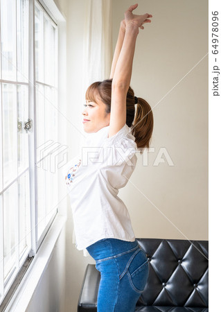 女性が伸びをしてリラックス 64978096