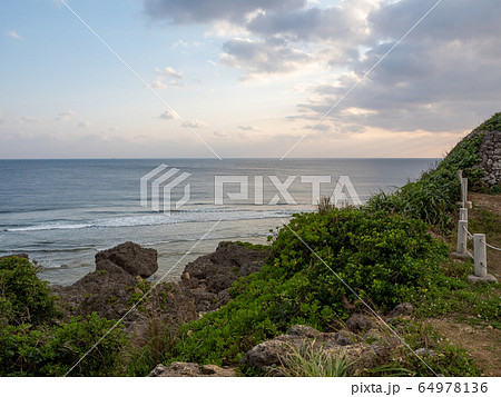 海を望む具志川城跡 南国の楽園 沖縄 海を望む具志川城跡 南国の楽園 沖縄 64978136