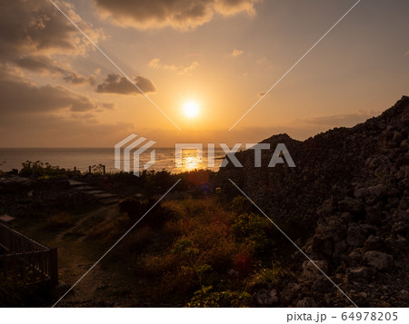 海を望む具志川城跡　南国の楽園　沖縄 64978205