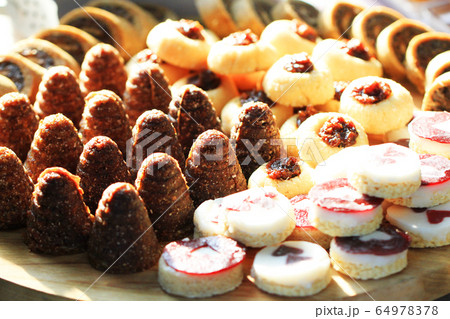 christmas cookies and desserts 64978378