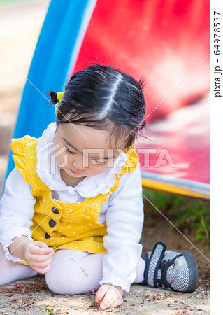 子供と家族 公園で遊ぶかわいい女の子とママ 64978537