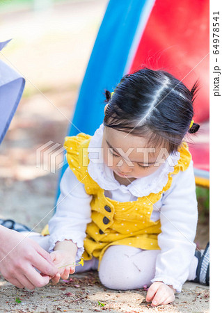 子供と家族 公園で遊ぶかわいい女の子とママの写真素材