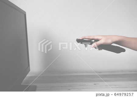 テレビを観るまたはdvdを観る テレビを観るまたはdvdを観る 64979257