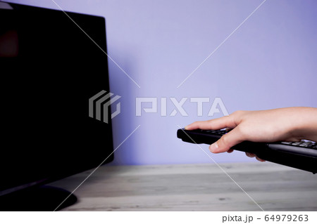 テレビを観るまたはdvdを観る テレビを観るまたはdvdを観る 64979263