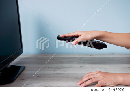 テレビを観るまたはdvdを観る テレビを観るまたはdvdを観る 64979264