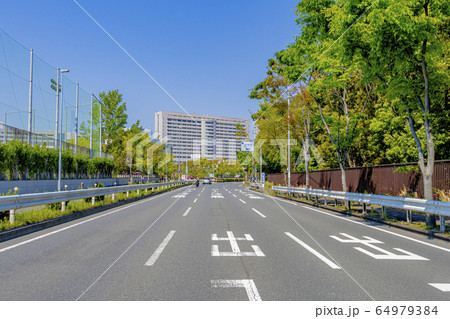 郊外　道路イメージ　　　　 64979384