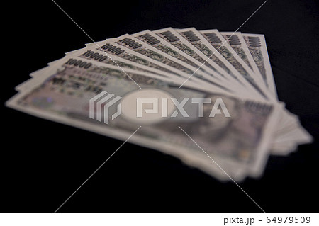 10万円 一万円札 特別定額給付金 福沢諭吉 円 日本円 現金給付 黒バック 黒背景 ぼけ ボカシ 10万円 一万円札 特別定額給付金 福沢諭吉 円 日本円 現金給付 黒バック 黒背景 ぼけ ボカシ 64979509