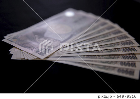 10万円　一万円札　特別定額給付金　福沢諭吉　円　日本円　現金給付　黒バック　黒背景　ぼけ　ボカシ 64979516