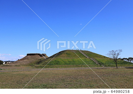 埼玉県行田市さきたま古墳の稲荷山古墳 64980258