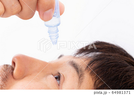 目薬をさす男性 目薬をさす男性 64981371
