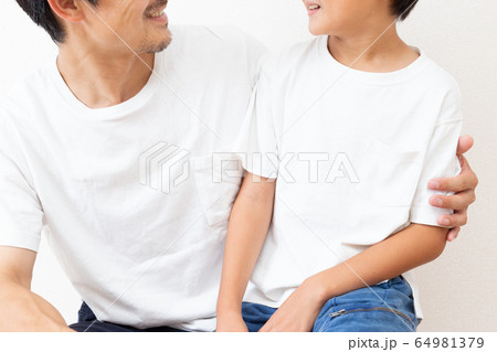 父と息子 64981379