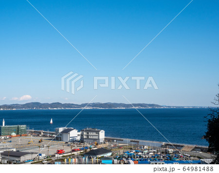 春の湘南江の島から望む海 春の湘南江の島から望む海 64981488