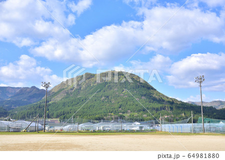 旧玖珠町立玖珠中学校　2019年3月31日閉校　グラウンドからの伐株山685.5ｍ　 64981880