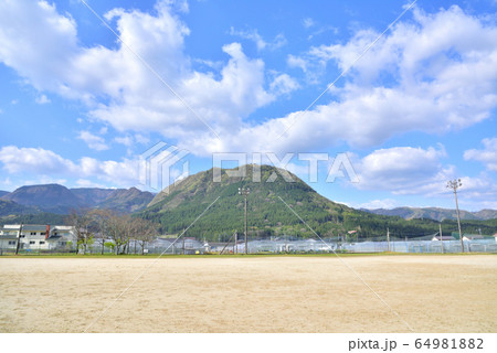 旧玖珠町立玖珠中学校　2019年3月31日閉校　グラウンドからの伐株山685.5ｍ　 64981882