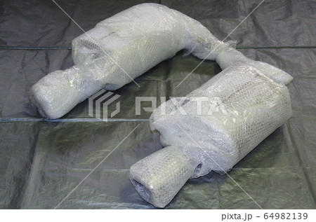 輸送中の損傷を防止する目的で気泡緩衝材を丁寧に巻かれた乗用車用マフラー 64982139