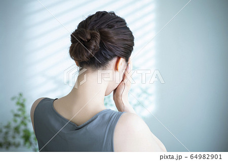 女性の後ろ姿 64982901