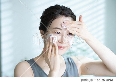 女性　洗顔 64983098