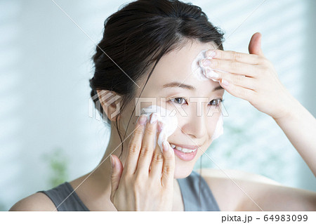 女性　洗顔 64983099