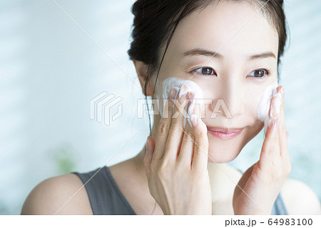 女性　洗顔 64983100