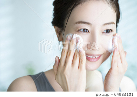 女性　洗顔 64983101