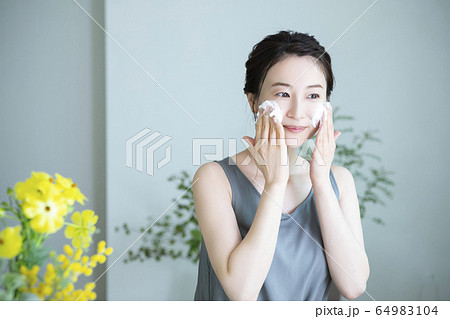 女性 洗顔 女性 洗顔 64983104