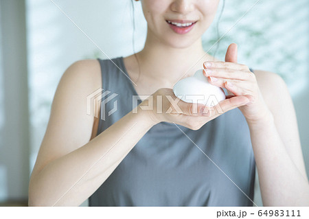 女性　洗顔 64983111