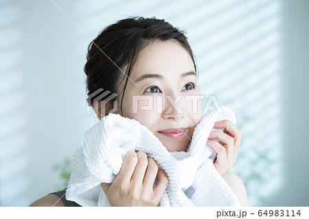 女性 洗顔 女性 洗顔 64983114