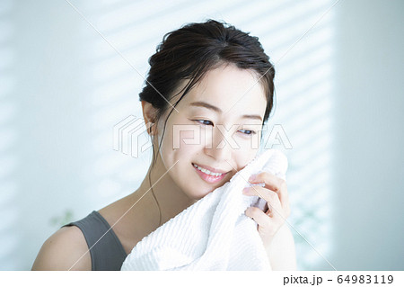 女性　洗顔 64983119