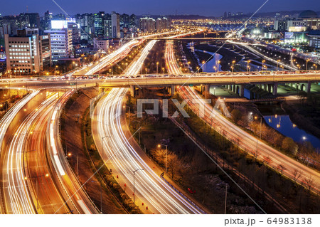 夜景 夜 都市 64983138