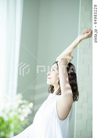 伸びをする女性 64983229