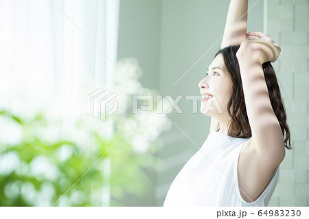 伸びをする女性 64983230