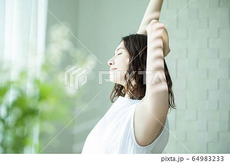 伸びをする女性 64983233