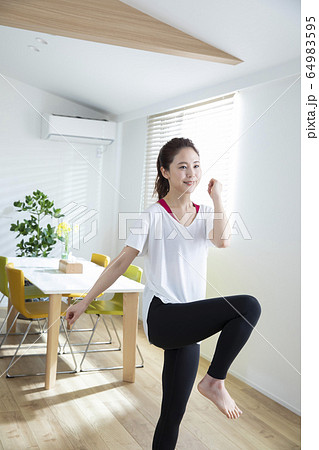 リビングでエクササイズをする女性 64983595