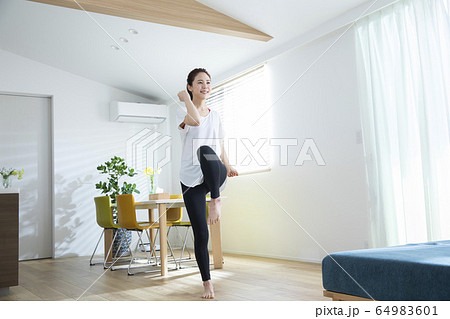 リビングでエクササイズをする女性 64983601
