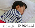 寝姿　幼児　うつ伏せ 64984118