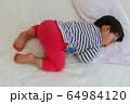 寝姿　幼児　うつ伏せ 64984120